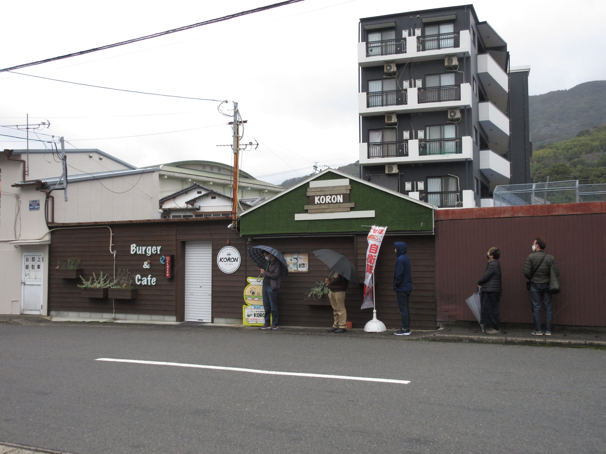 竹炭練り込んだ黒いバンズが珍しい